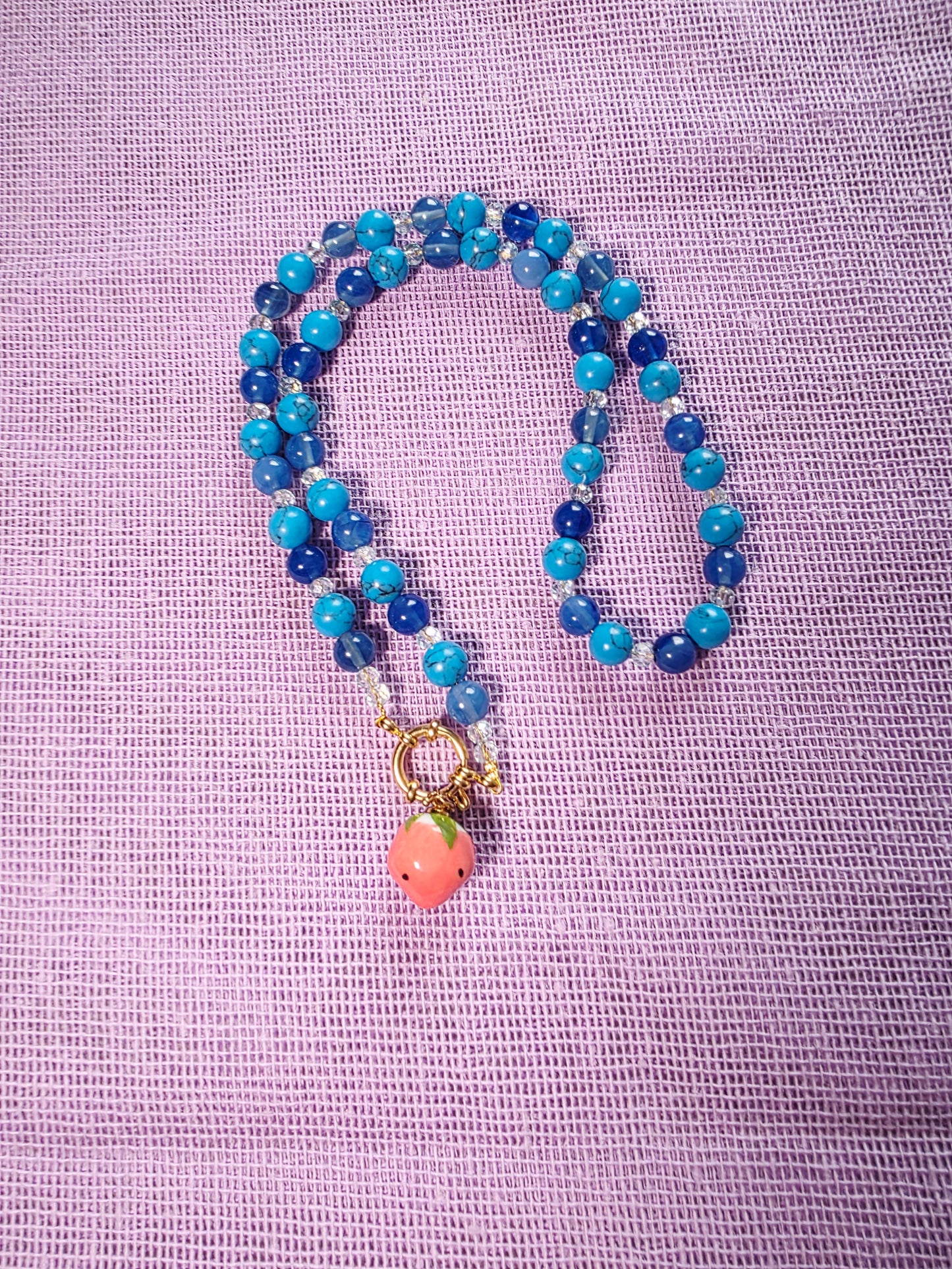 🩵 Collar “Fresita Azul” – Turquesa, Ágata y Acero Inoxidable Dorado 🩵