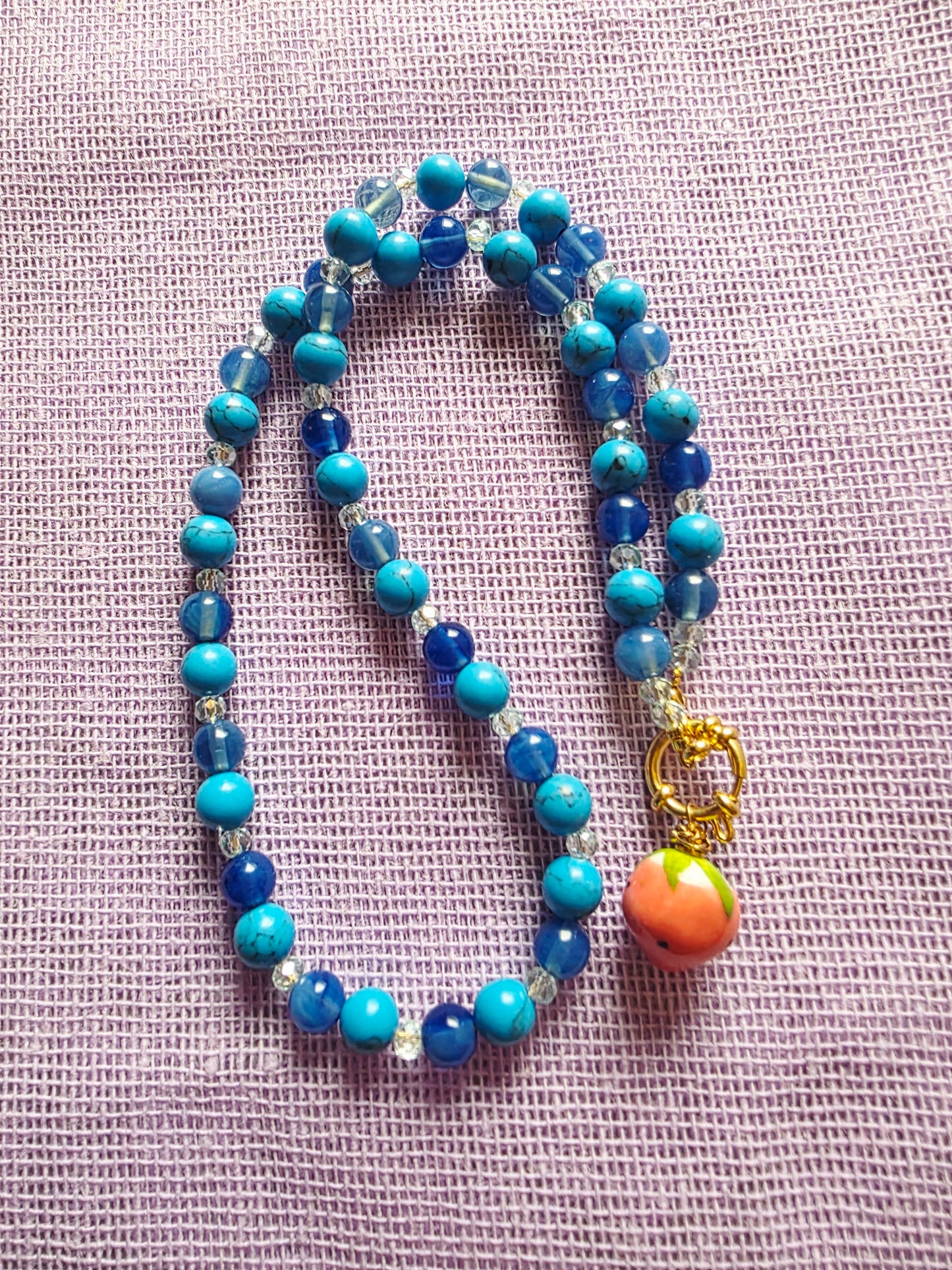 🩵 Collar “Fresita Azul” – Turquesa, Ágata y Acero Inoxidable Dorado 🩵