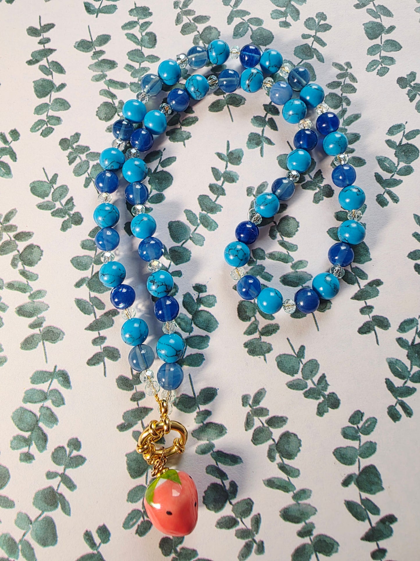 🩵 Collar “Fresita Azul” – Turquesa, Ágata y Acero Inoxidable Dorado 🩵